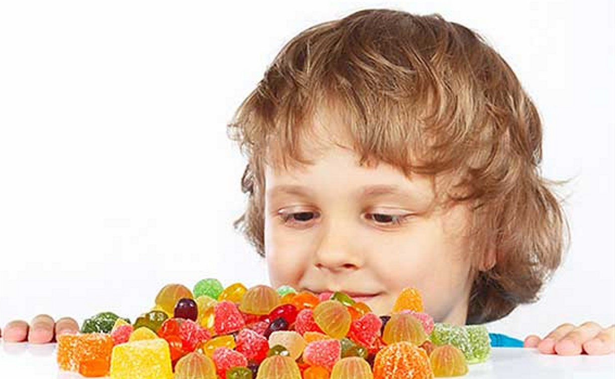 Депутат предложил запретить продажу сладкого детям до 14 лет