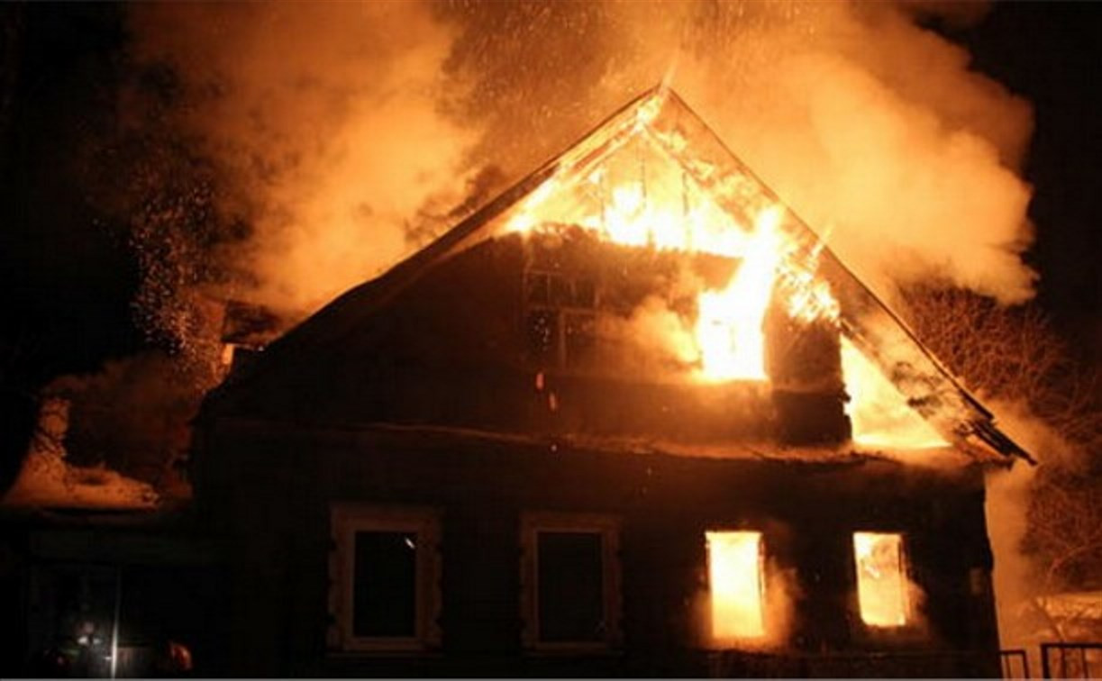 В Венёвском районе мужчина спасся из горящего дома, бросив в огне жену и ребёнка
