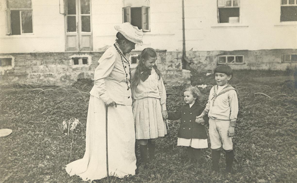 Крестьянская одежда, ситец и матроски: тулякам покажут, как одевались маленькие модники 100 лет назад 