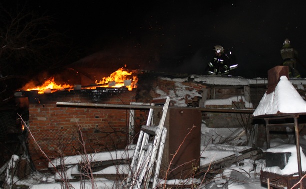 В Туле пожарные вынесли из горящего дома мужчину