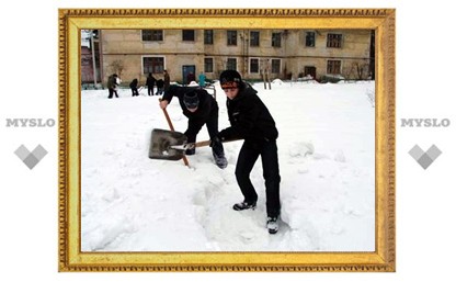 В Суворове школьники чистят дворы от снега