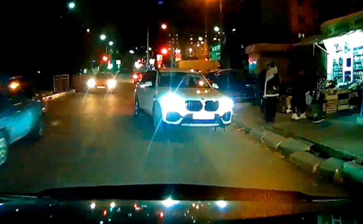В Туле водитель белого BMW решил, что с аварийкой можно встать и против движения