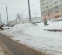 «Почему не вывозят снег?»: туляки сняли видео об огромных сугробах на ул. Хворостухина