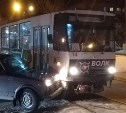 На ул. Кирова в Туле столкнулись трамвай и внедорожник