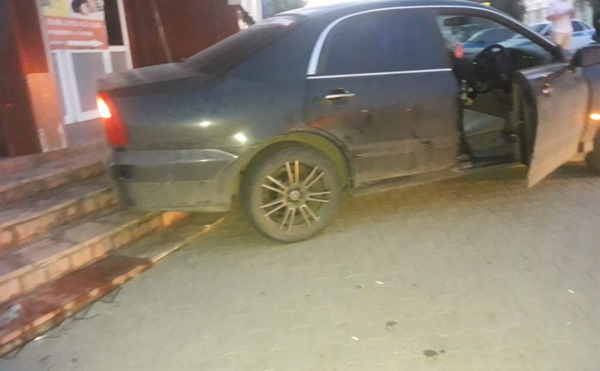 В Туле очевидцы ДТП хотели вытащить пьяного водителя из машины, а он ударил по газам и сбил двух девушек