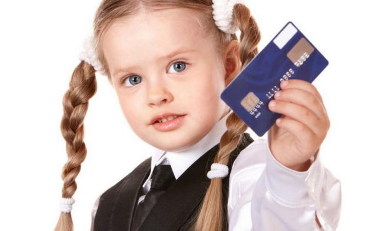 Мелкая бытовая сделка малолетних. Банковские карты для детей. Детская банковская. Ребенок с банковской картой в руках. Дети и банковская катта.