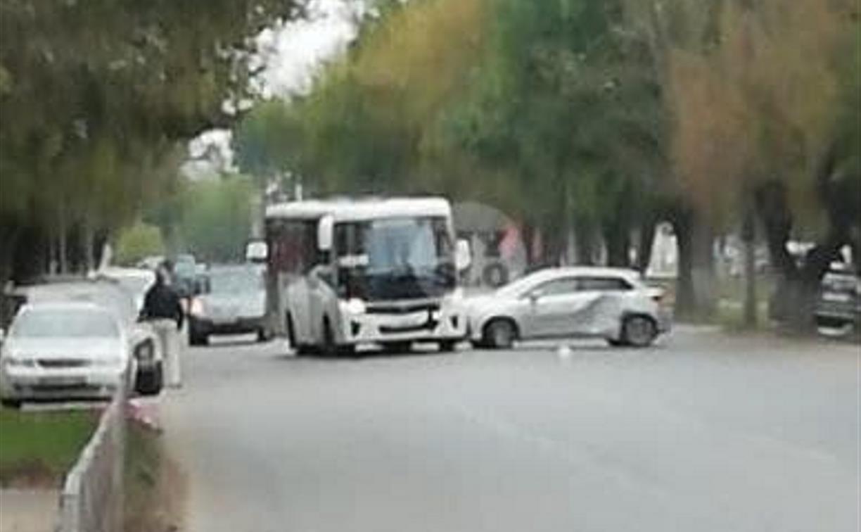 На ул. Кирова в Туле автобус врезался в легковушку