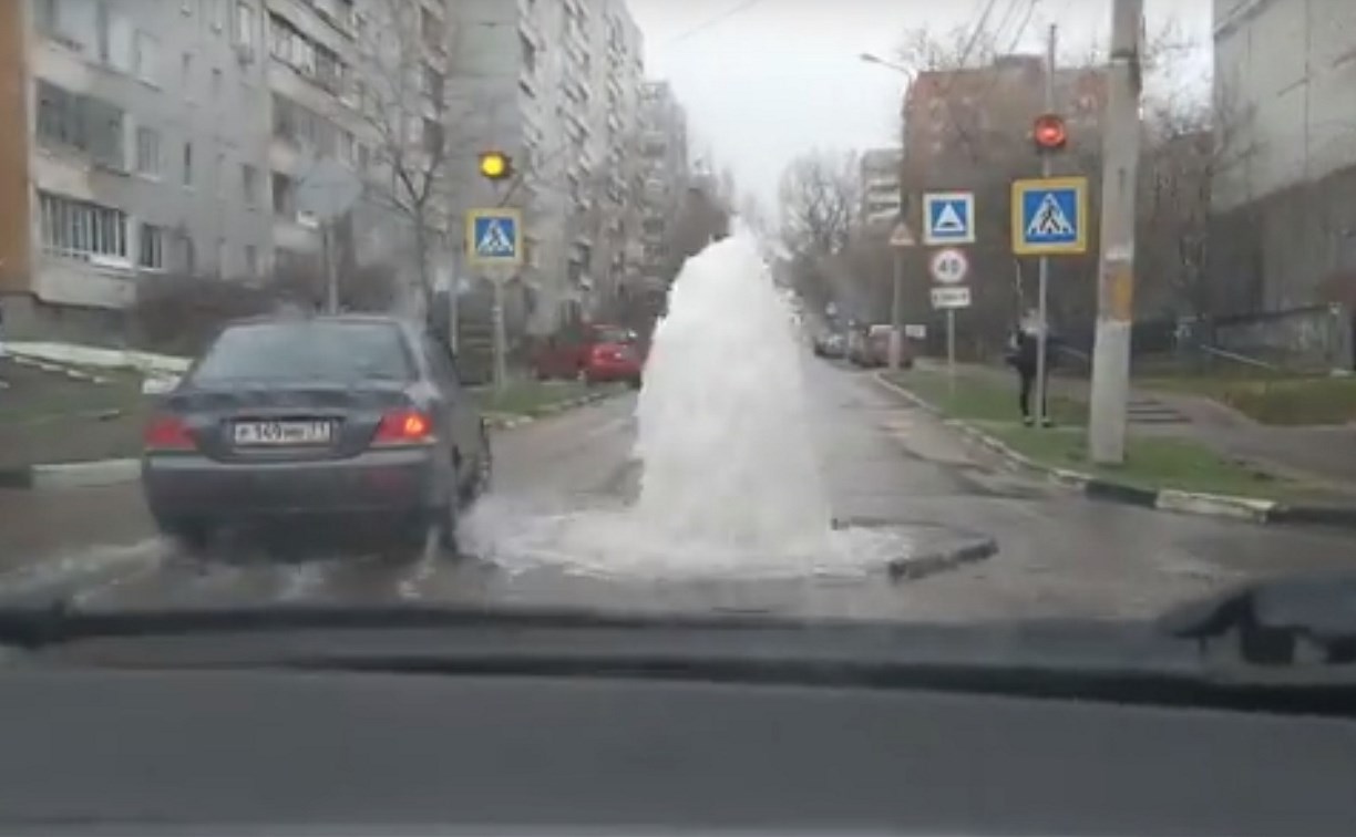 Видео: В Заречье на перекрёстке бьёт фонтан