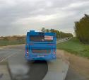 «Накажи автохама»: уместится ли автобус на обочине при обгоне медленной пробки?