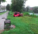 На ул. Дмитрия Ульянова «Лифан» пробил забор и врезался в дерево