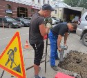 Дорожные рабочие капитально ремонтируют дыру в асфальте на улице Каминского 