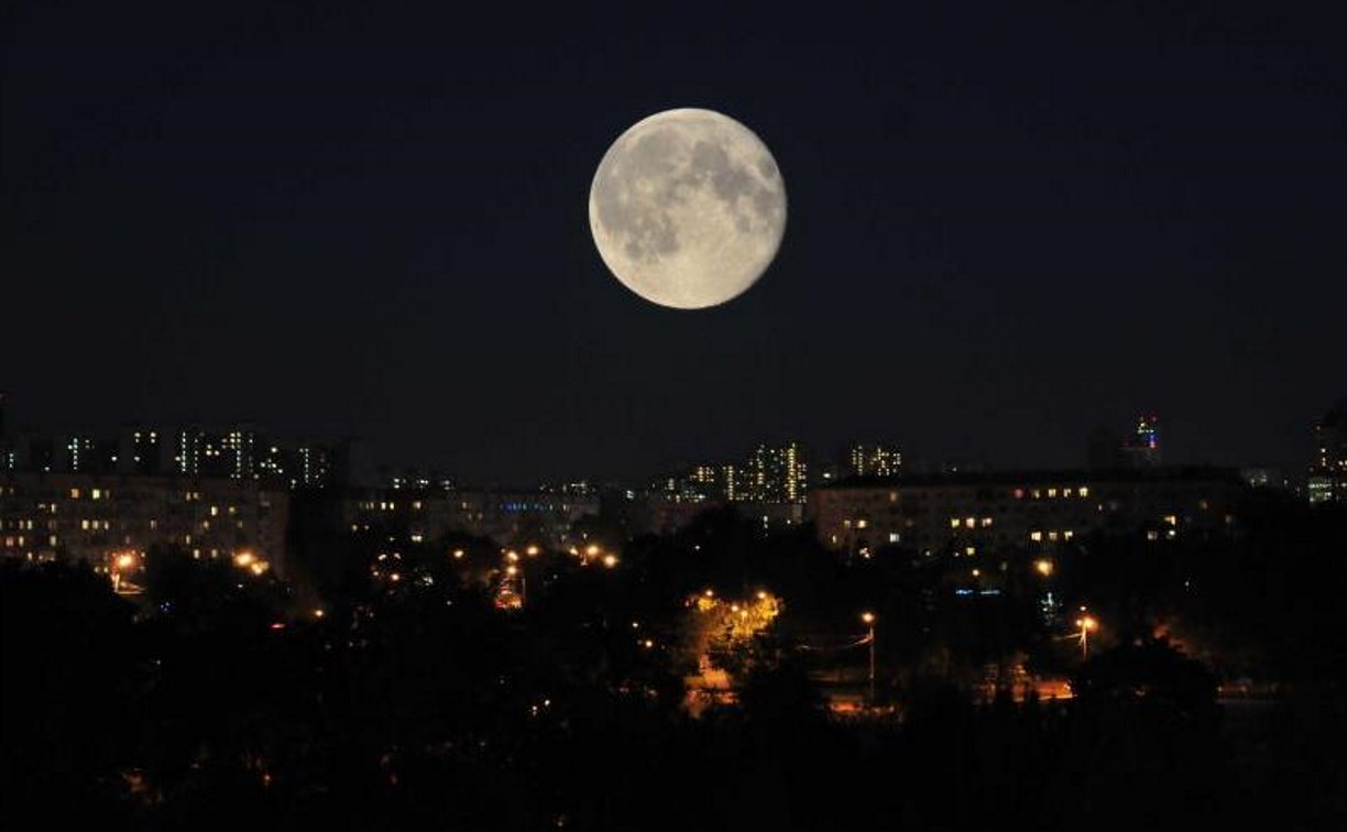 Луна сегодня 31. Греция суперлуние. Суперлуния в Москве. Суперлуние Пятигорск. Луна над городом.