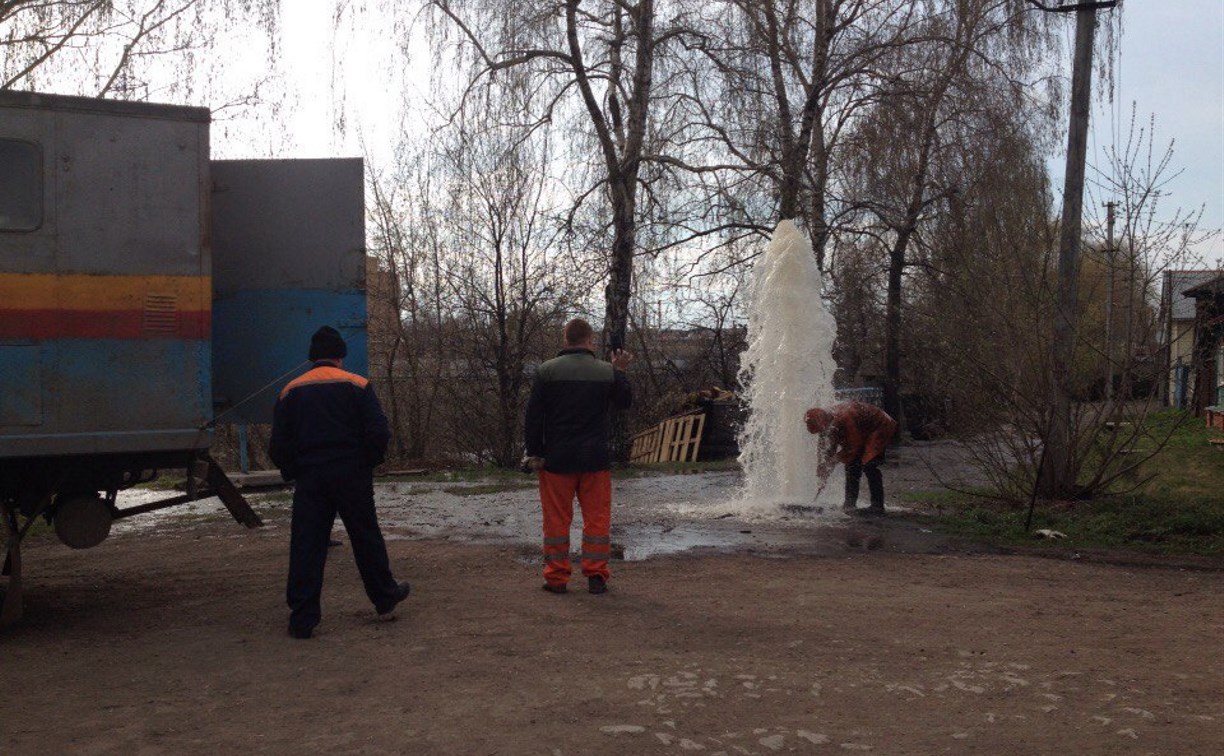 На Пролетарской набережной из канализационного люка забил трёхметровый фонтан
