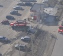 Тульские пожарные тушили горящую легковушку и башенный кран