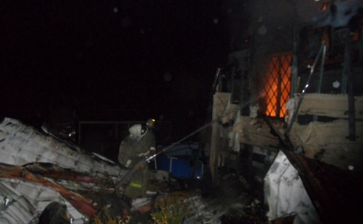 В Туле сгорела дача: огонь перекинулся на соседний дом