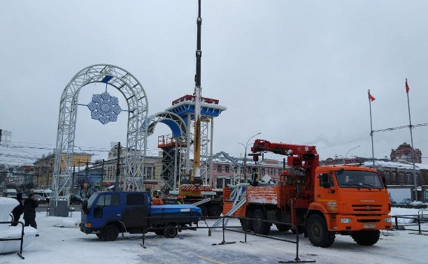 В Туле на площади Ленина разбирают новогодние конструкции: фоторепортаж