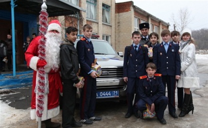«Полицейский Дед Мороз» побывал в Новомосковском детском доме
