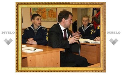 Медведев объяснил кадетам преимущество компьютера над танком
