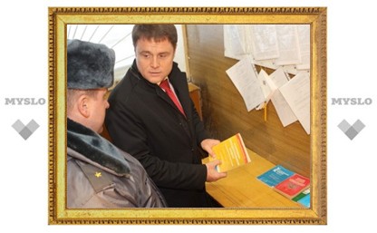 Владимир Груздев пообещал арсеньевским полицейским подарить свежие тексты нормативных документов