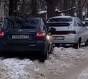 На ул. Щегловская Засека водители систематически паркуются на тротуаре