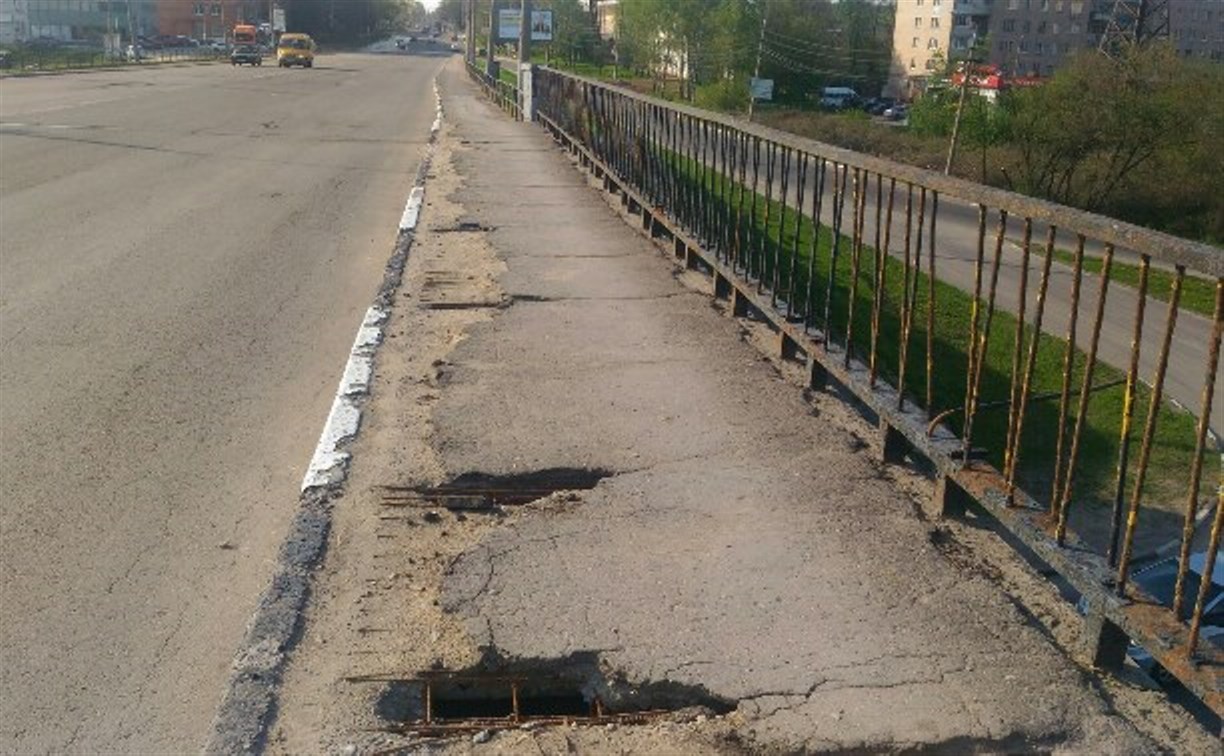 Специалисты ремонтируют мост через улицу Рязанскую в Туле