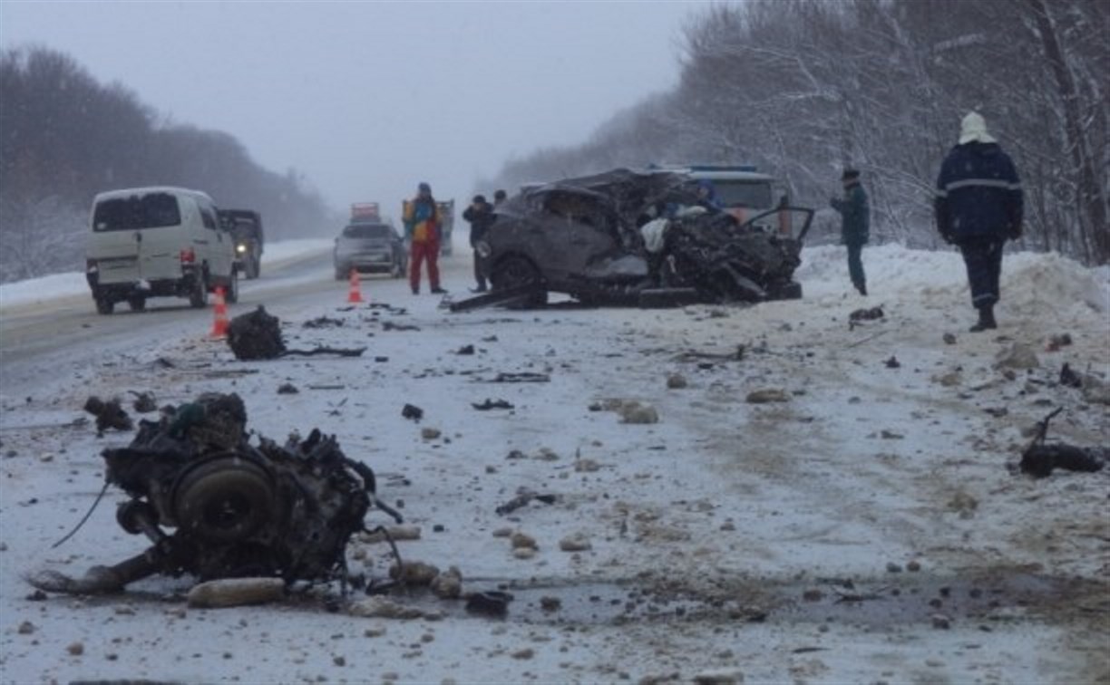 На трассе «Крым» водитель легковушки погиб в ДТП с двумя грузовиками