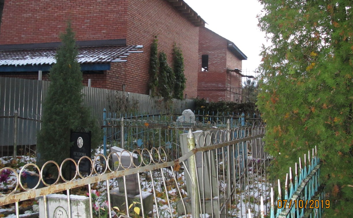 Дом у кладбища: В Туле дачу построили вплотную к могильным оградам
