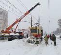 В Туле снегоуборочный трамвай сошёл с рельсов
