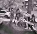 В Туле отморозки с газовым пистолетом напали на сидевших у подъезда людей: видео