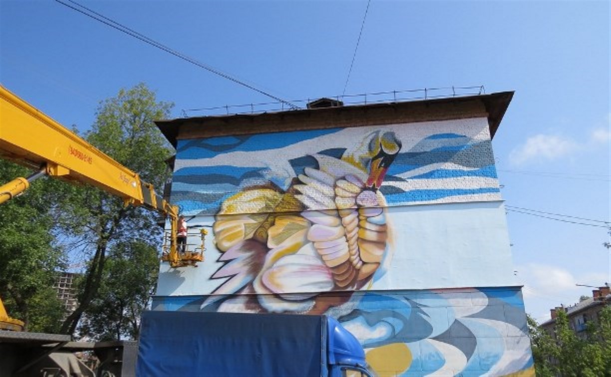 Восстановление граффити «Лебедь» на ул. Шухова завершат на этой неделе