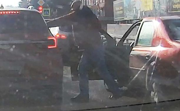 В Туле водитель выскочил из машины и набросился на соседний автомобиль: видео
