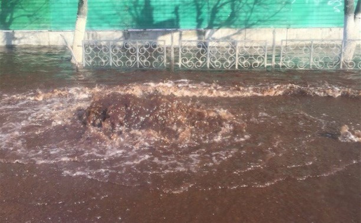 Прорыв канализации на улице Советской устраняют сотрудники «Тулагорводоканала»
