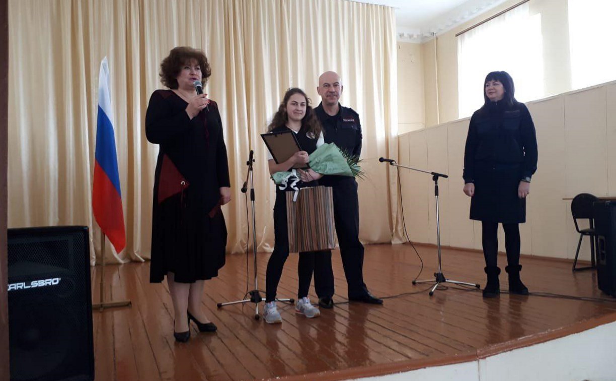 В Новомосковске наградили школьницу, которая помогла задержать грабителя
