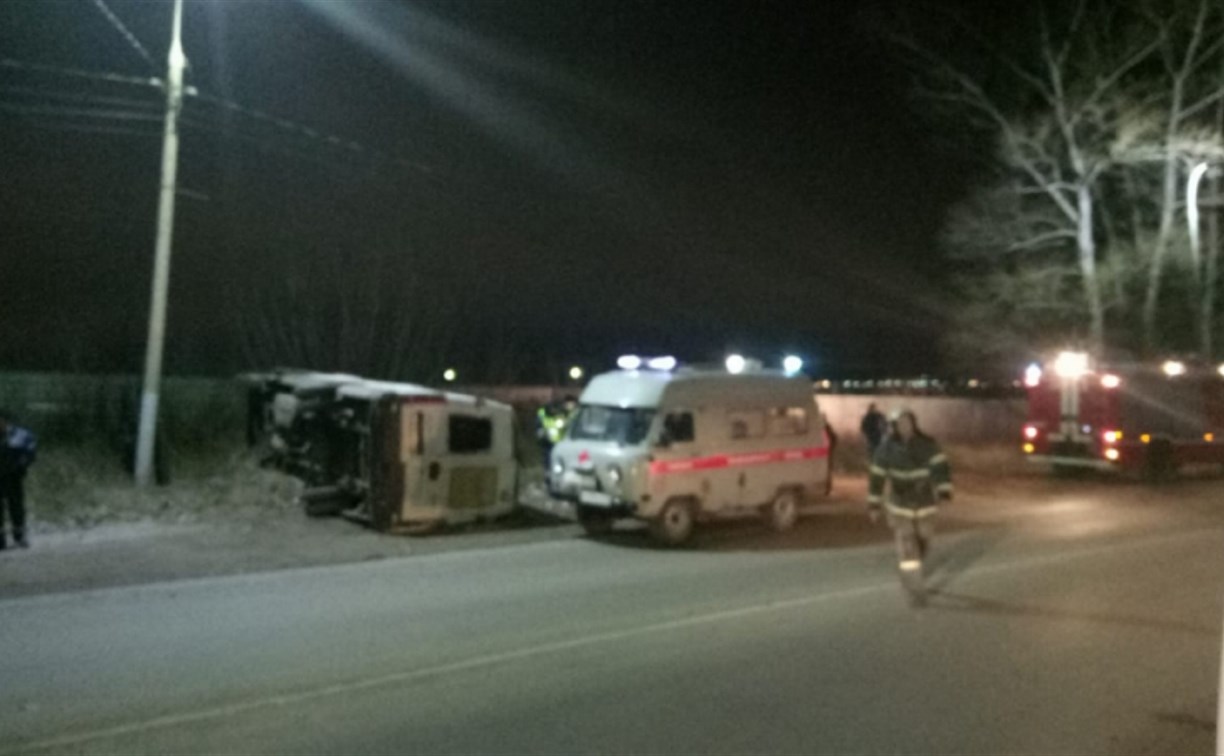 На Алексинском шоссе в Туле опрокинулась маршрутка: пострадали трое