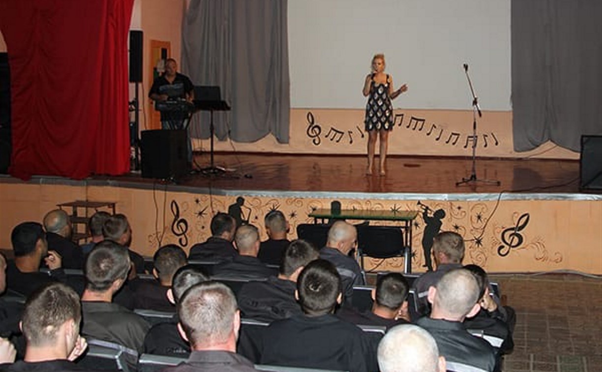 Члены ОНК Тульской области организовали концерт в колонии №5 в Донском