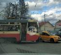 В Туле столкнулись трамвай и такси