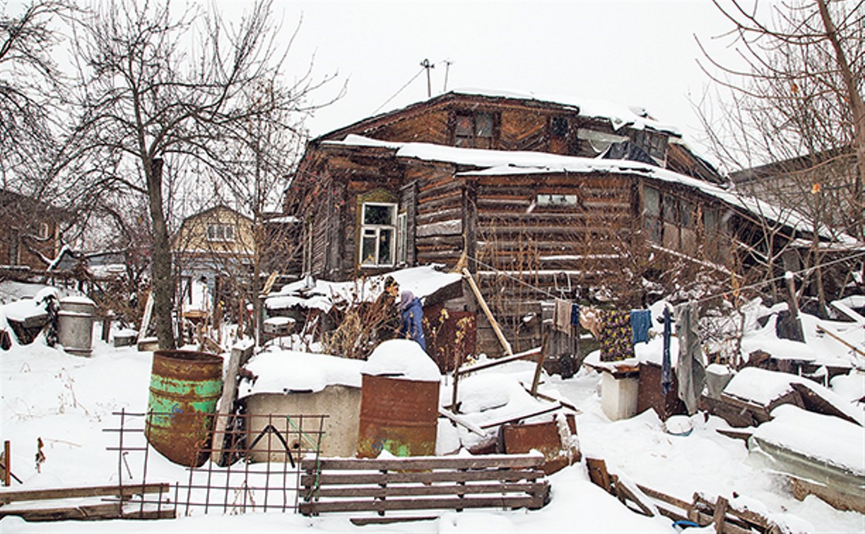 Жители дома №69 по ул. Оборонной: «Власти не признают наш дом аварийным»