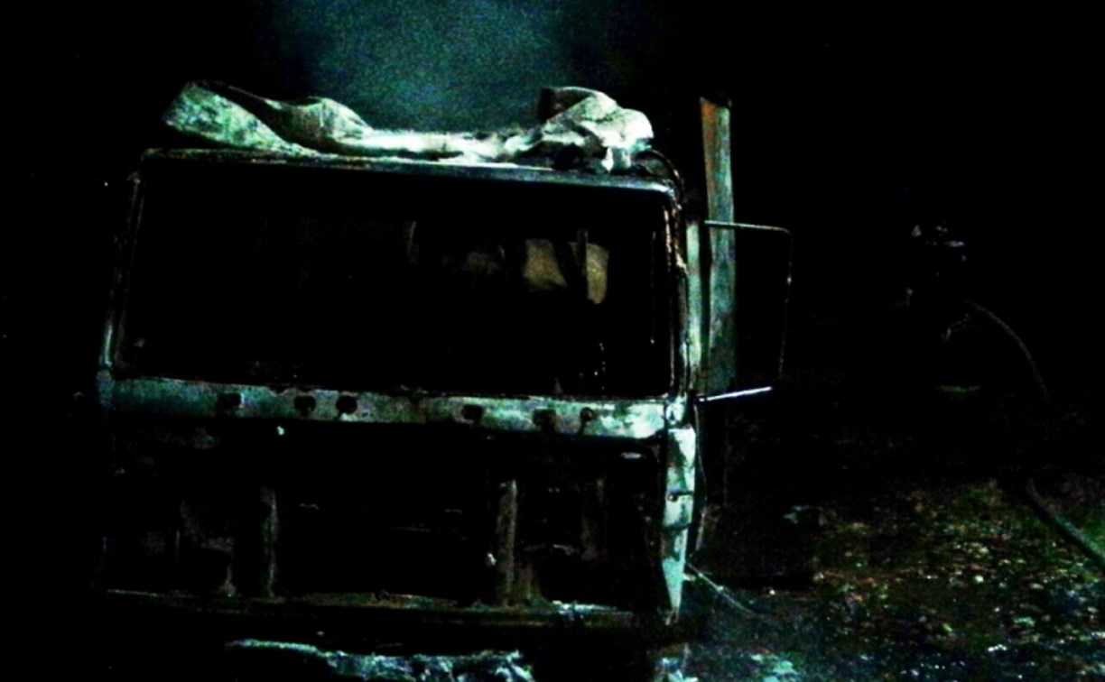 Ночью в Барсуках сгорел грузовой «Мерседес»