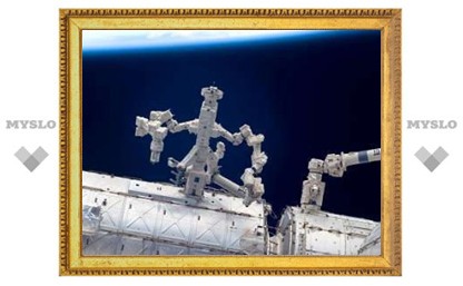 "Двурукий" манипулятор впервые заменил оборудование на МКС по команде с Земли
