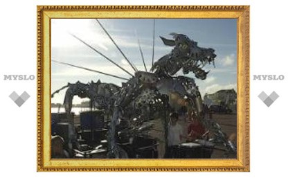 Англичанин сделал скульптуру дракона из колесных колпаков