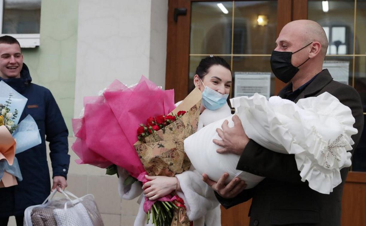 Алексей Эрк поздравил родителей первого туляка, родившегося в 2021 году