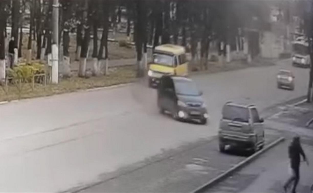 Женщина и ребенок чудом спаслись от несущегося на них автомобиля – видео