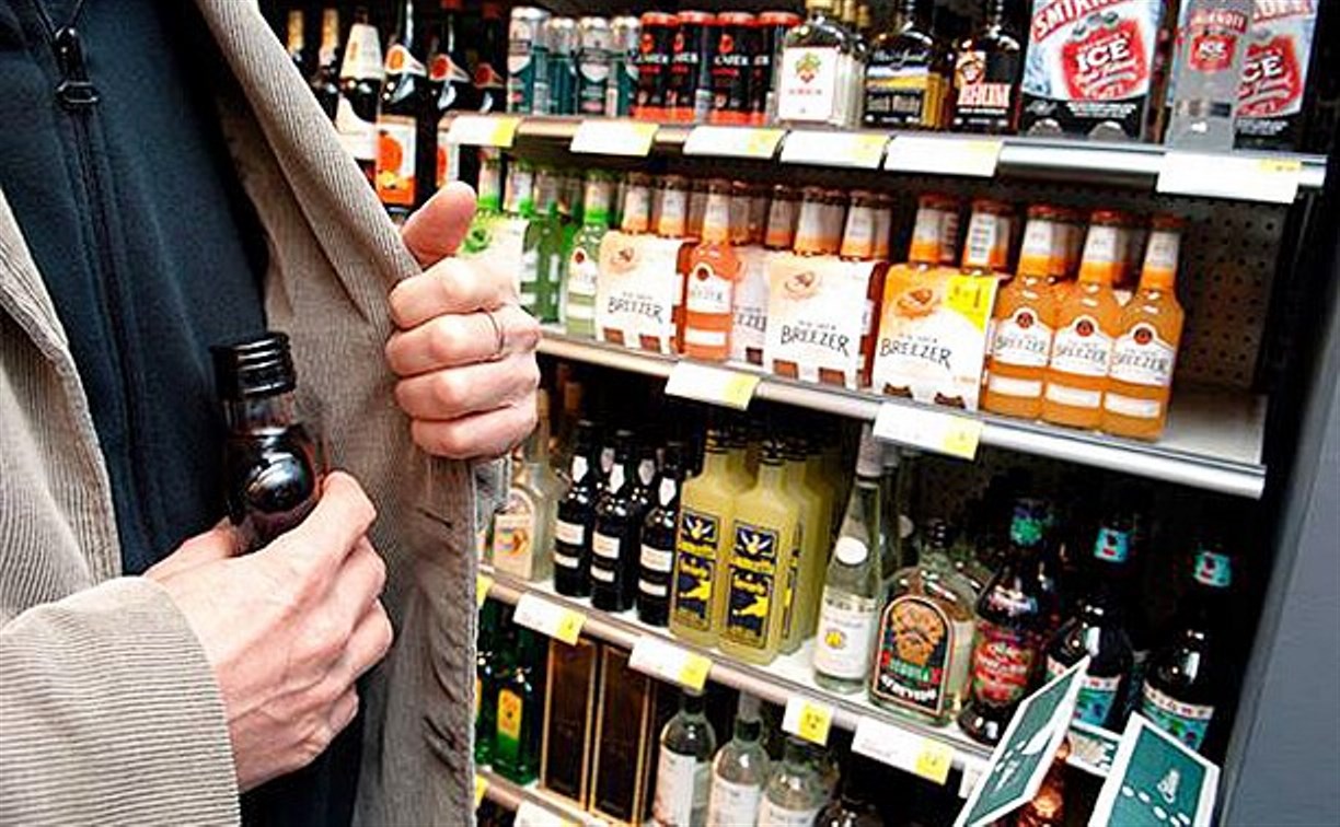 Туляк на глазах у продавцов украл алкоголь и ушел из супермаркета