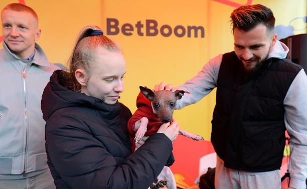 Футболисты «Арсенала» подарили юной тулячке собаку