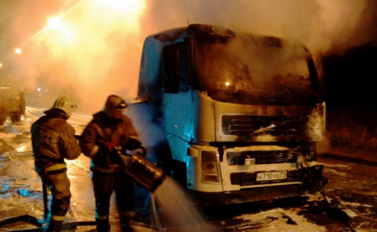 На улице Овражной ночью сгорел грузовик «Вольво»