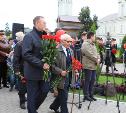 Депутаты областной Думы почтили память Николая Макаровца