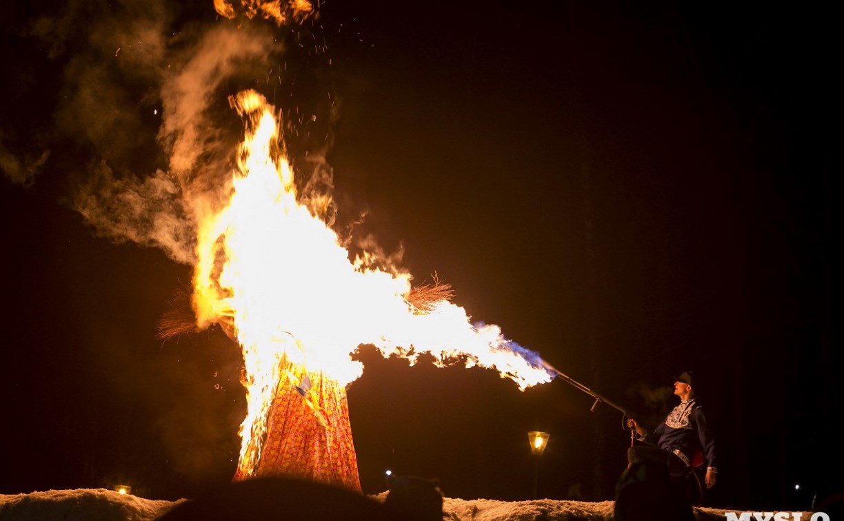 Проводы зимы в Туле: сжигание чучела Масленицы и фейерверк