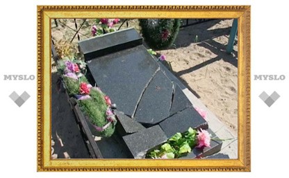 Житель Ростова ночью из мести разбил могильный камень