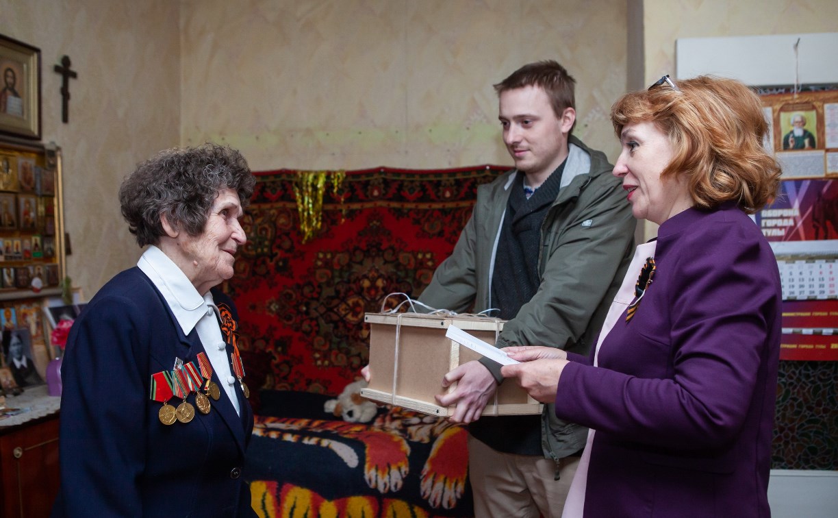 В Туле ветерану Великой Отечественной войны Нине Обуховой вручили подарок от губернатора