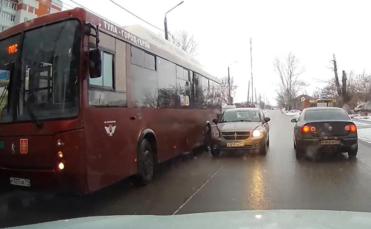 «Накажи автохама»: водитель Dodge объезжал автобус по встречной и чуть не устроил ДТП